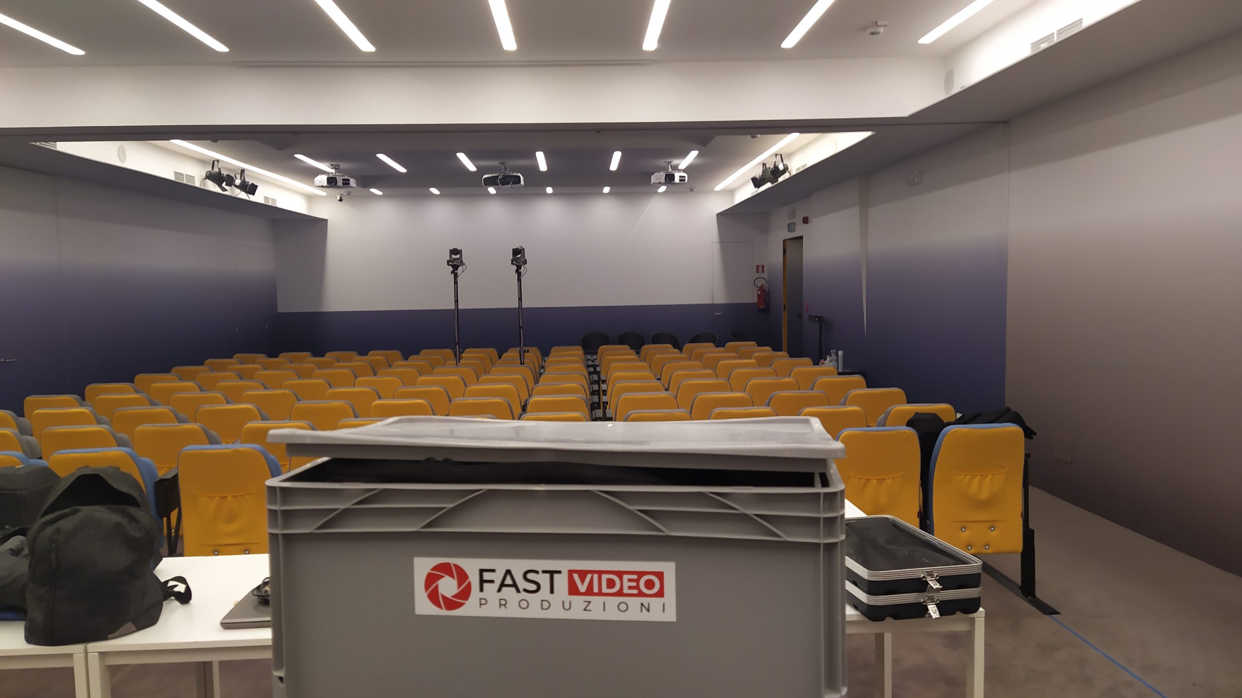 Sala evento predisposta per riprese e produzione video Fast Video Produzioni