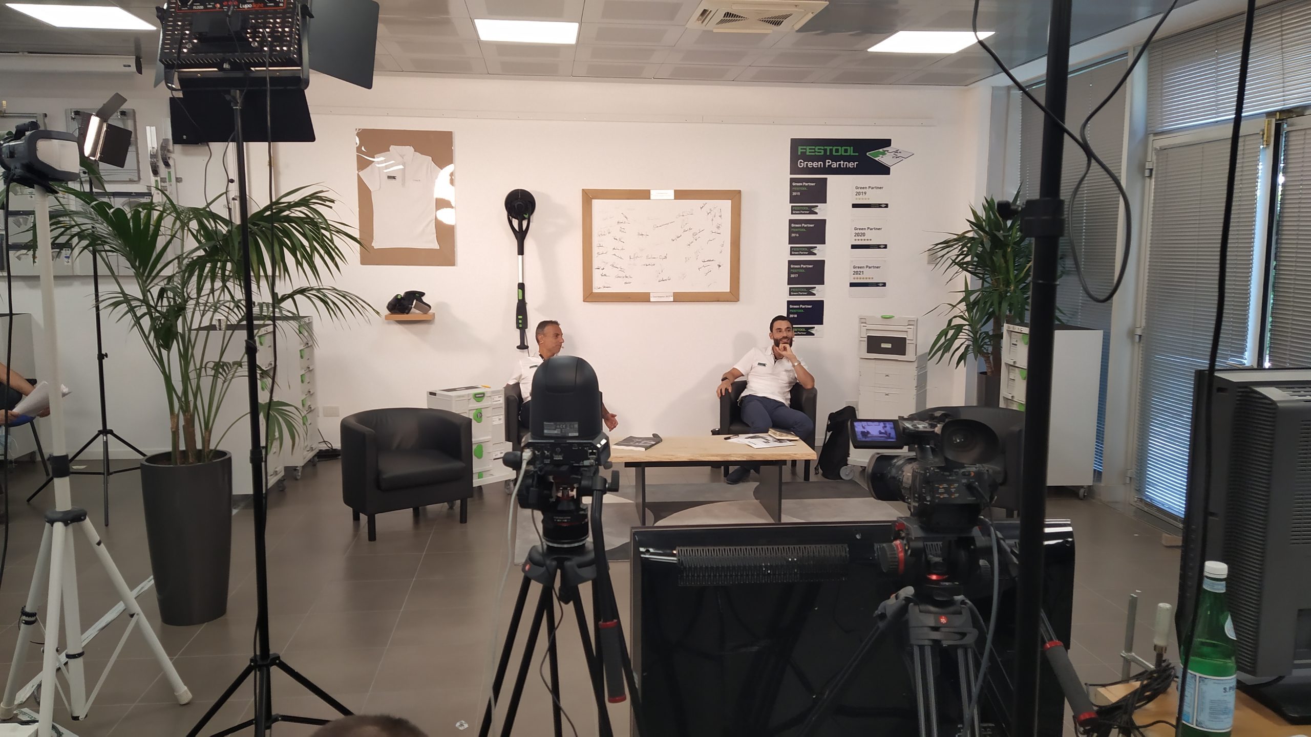 Set per produzione video aziendale con telecamere e illuminazione