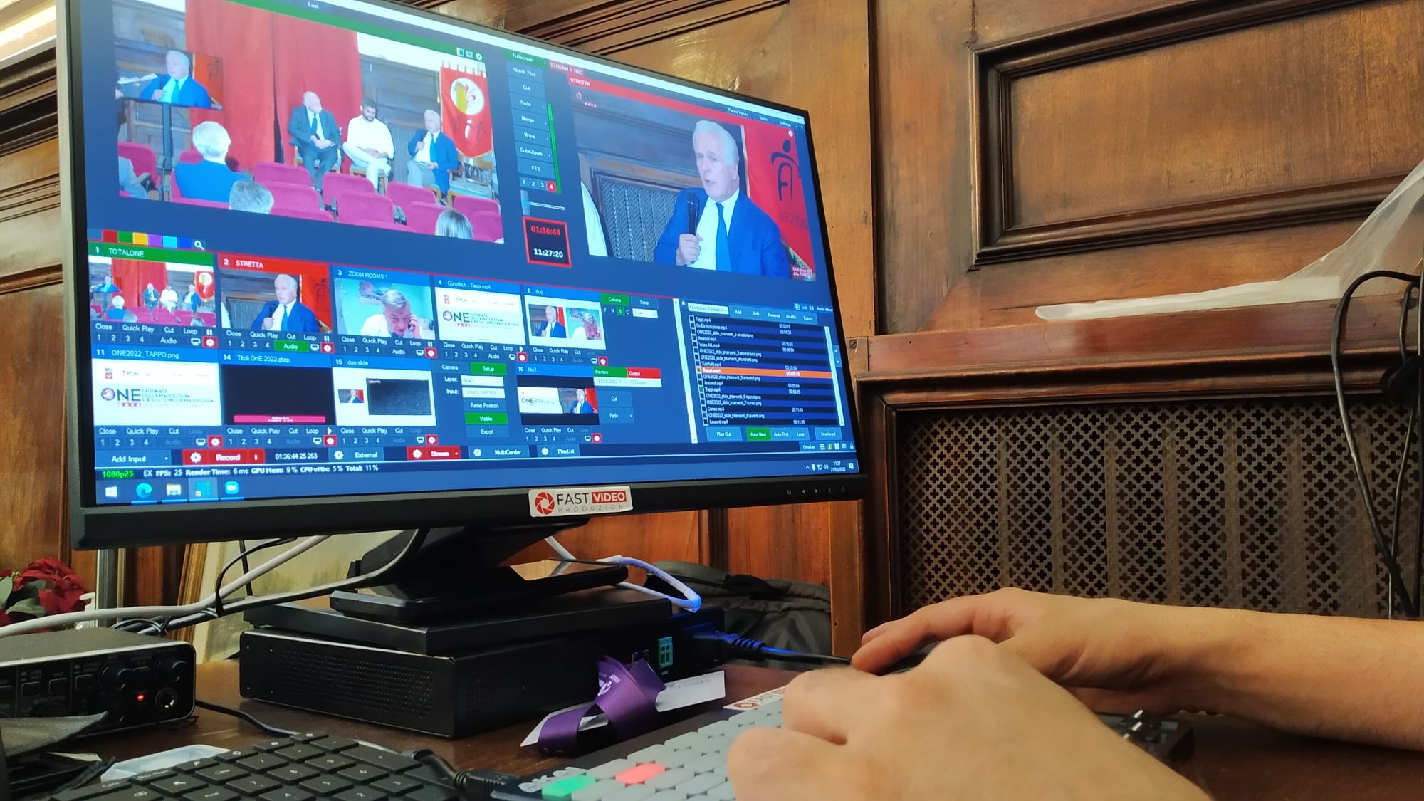 Operatore alla regia video durante un congresso con ripresa multicamera